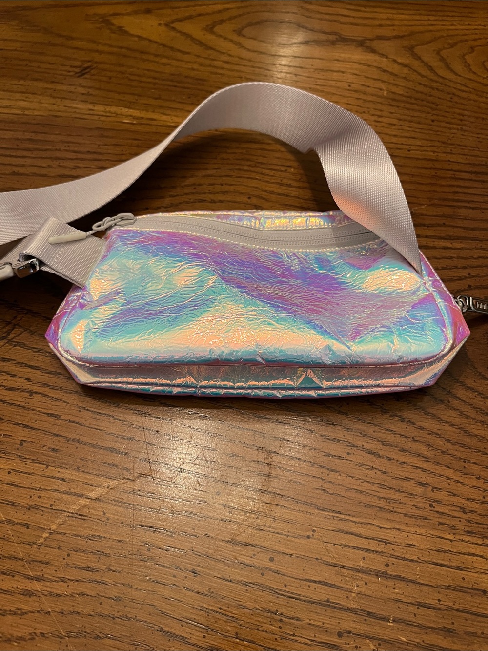 Lululemon Everywhere Belt Bag 1L in the Iridescent Silver holographic colorway - Picture 8 of 12